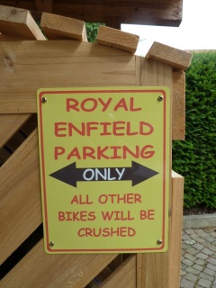 Royal Enfield Parking Only auf unserem Mlltonnenhuschen