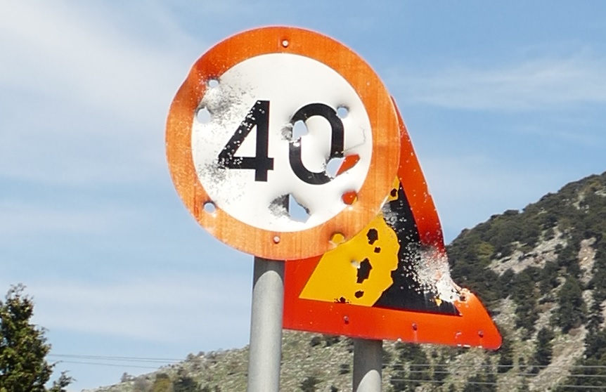 Einschüsse in Schildern Einschüsse in Schildern